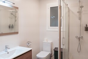 Douche, sèche-cheveux, serviettes fournies
