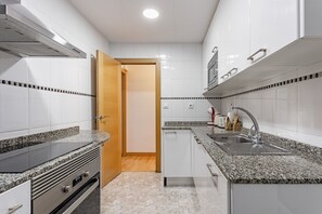 Geladeira, micro-ondas, fogão, cooktop