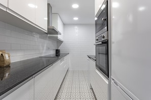 Geladeira, micro-ondas, fogão, cooktop