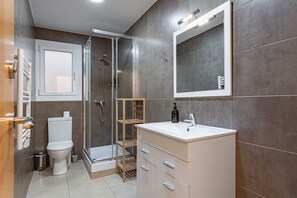 Dusche, Haartrockner, Handtücher