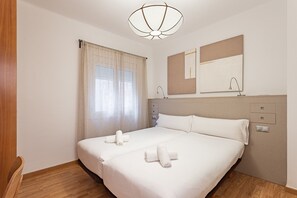 1 bedroom, iron/ironing board, free WiFi, bed sheets - SAGRADA FAMILIA 5 (Barcelona)