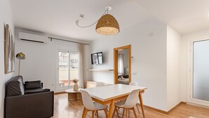 Ein modernes Wohnzimmer mit einer Couch, einem Esstisch und Stühlen.