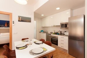 Geladeira, micro-ondas, fogão, cooktop