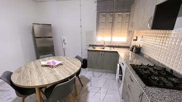 Een koelkast, een microgolfoven, een oven, een kookplaat