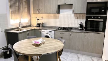 Geladeira, micro-ondas, fogĂŁo, cooktop