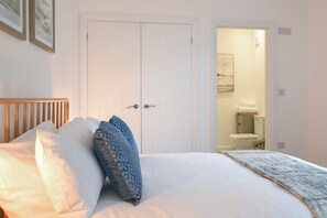 2 Schlafzimmer, individuell dekoriert, individuell eingerichtet