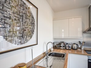 Cottage | Cucina privata | Frigorifero, lavastoviglie, bollitore elettrico, tostapane