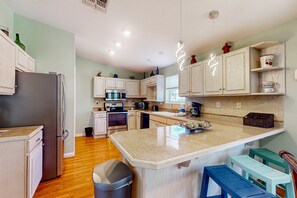 Frigorifero, microonde, forno, piano cottura