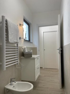 Douche, sèche-cheveux, bidet, serviettes fournies