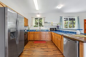 Fridge, microwave, oven, stovetop - Snowbird-friendly home near the beach with patio, grill, outdoor dining area (Keaau)