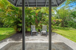 Terrace/patio - Snowbird-friendly home near the beach with patio, grill, outdoor dining area (Keaau)