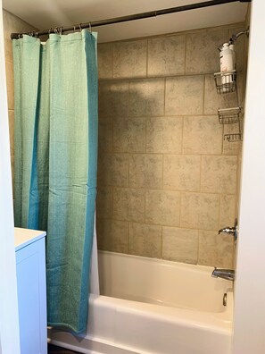 Secadora de cabello, toallas, jabón, papel de baño 