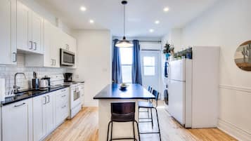 Kjøleskap, mikrobølgeovn, ovn og kokeplater