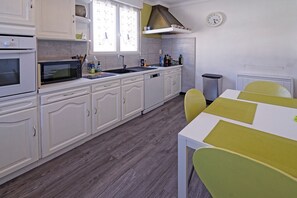 Kylskåp, mikrovågsugn, ugn och diskmaskin