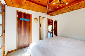 3 bedrooms, travel cot, Internet, bed sheets