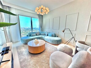 50-cm plasma TV with satellite channels - Luxurious 2B in Downtown Views With Dubai Mall Access (Dubai)