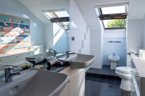 Douche, sèche-cheveux, bidet, serviettes fournies