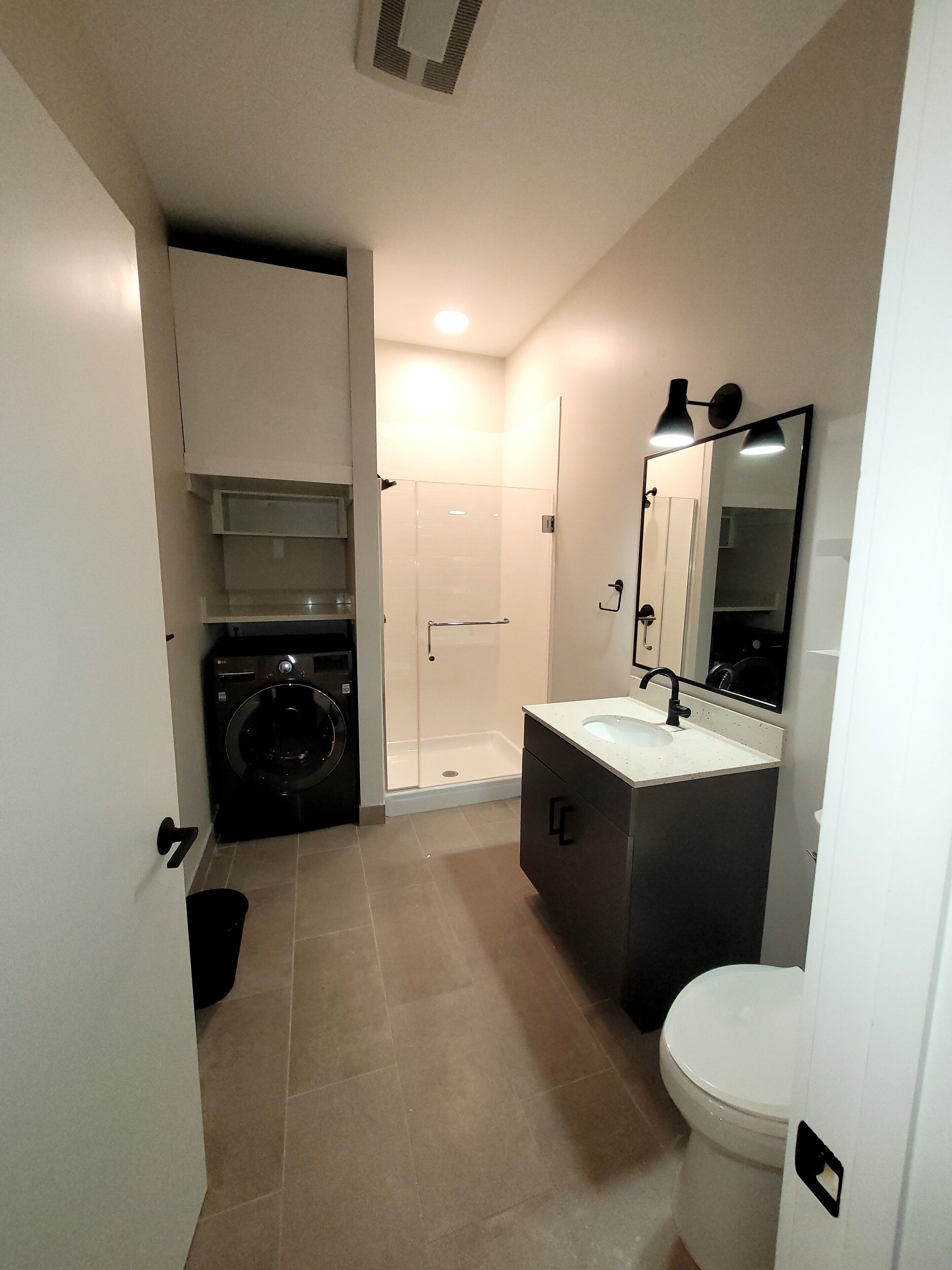 Ein kleines Badezimmer mit Toilette, Waschbecken und Dusche.