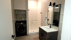 Ein kleines Badezimmer mit Toilette, Waschbecken und Dusche.