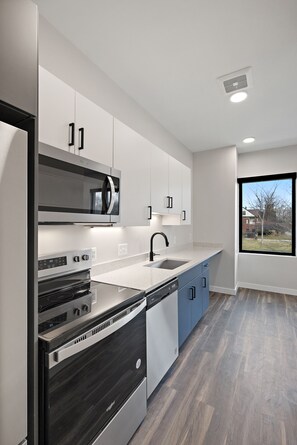 Réfrigérateur, micro-ondes, four, plaque de cuisson