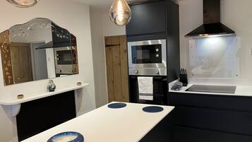 Cottage | Private kitchen | Fridge, dishwasher, electric kettle, toaster