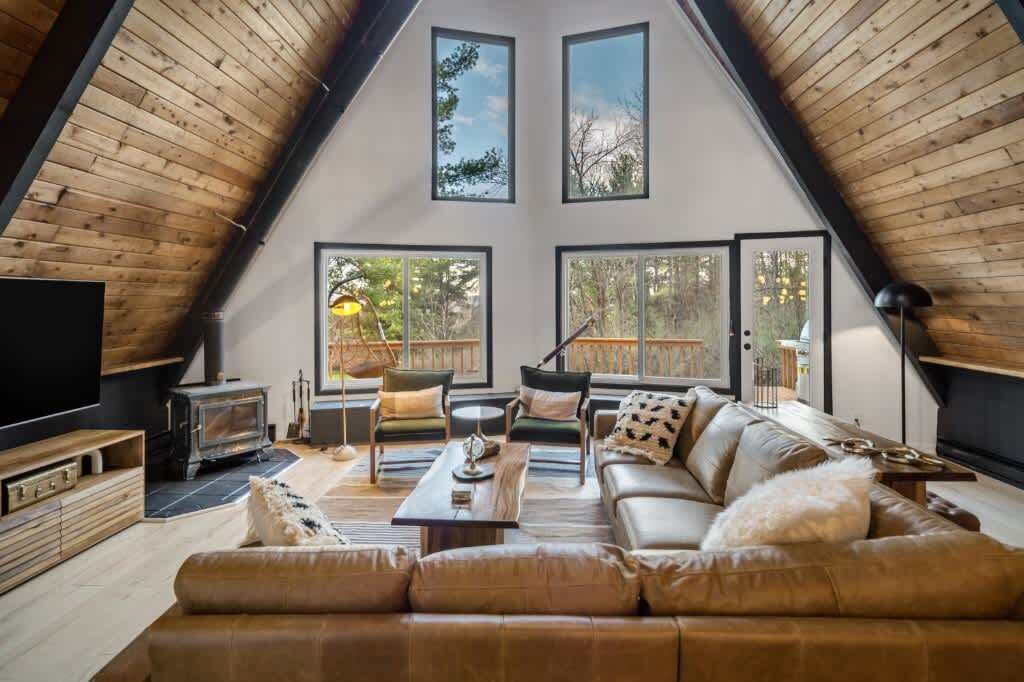 Télévision, cheminée, espaces bureaux