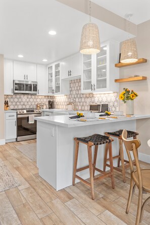 Réfrigérateur, micro-ondes, four, plaque de cuisson