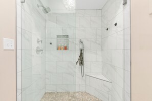 Chuveiro, secador de cabelo, toalhas de banho, sabonete