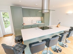 Refrigerador, lavavajillas, tetera eléctrica y tostadora