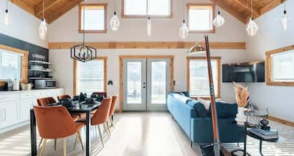 The Bar(n)- Cozy chalet with hot tub and campfire
