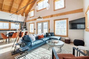 TV, offices - The Bar(n)- Cozy chalet with hot tub and campfire (Brooktondale)