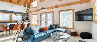 The Bar(n)- Cozy chalet with hot tub and campfire