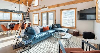 The Bar(n)- Cozy chalet with hot tub and campfire