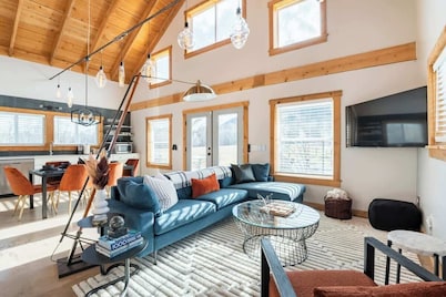 The Bar(n)- Cozy chalet with hot tub and campfire