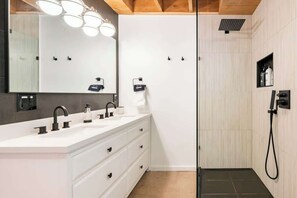 Shower, hair dryer, towels - The Bar(n)- Cozy chalet with hot tub and campfire (Brooktondale)