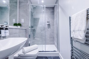 Bathroom - Impeccable 2-bed Apartment in Salford (Salford)