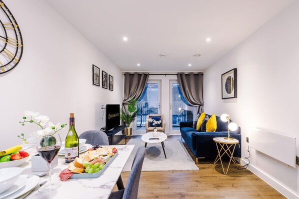 Apartment | Dining - Impeccable 2-bed Apartment in Salford (Salford)