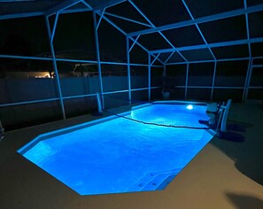 Utendørsbasseng og et oppvarmet basseng