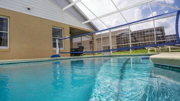 Una piscina al aire libre, una piscina climatizada