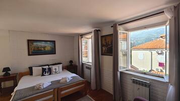 Estudio familiar, vista a la ciudad | Caja de seguridad en la habitación y insonorización