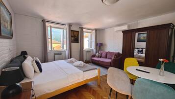 Familie studio, uitzicht op de stad | Een kluis op de kamer, geluiddichte muren, een strijkplank/strijkijzer