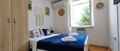 In-room safe, soundproofing, iron/ironing board, free WiFi