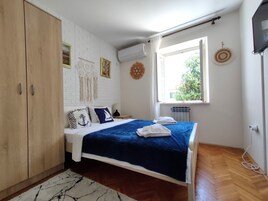 Habitación estándar doble | Caja fuerte, sistema de insonorización, tabla de planchar con plancha