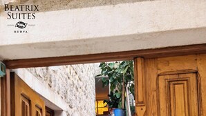 Eine Treppe führt zu einem Raum mit Blick auf ein Fenster und eine Pflanze.