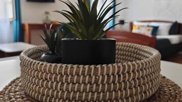 Estudio de lujo, vista a la ciudad | Área de sala de estar | Televisión de pantalla plana