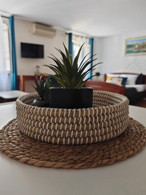 Luxe studio, uitzicht op de stad | Woonruimte | Flatscreentelevisie