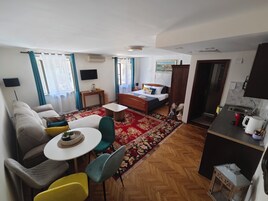 Estudio de lujo, vistas a la ciudad | Caja fuerte, sistema de insonorización, tabla de planchar con plancha