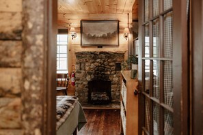 Interior - THE RIVER OTTER PARADISE GETAWAY at the PEMICABINS (Lincoln)