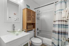 Shower, hair dryer, towels, soap - Beautiful Coastal Retreat in North Myrtle Beach - Steps from the Ocean (North Myrtle Beach)