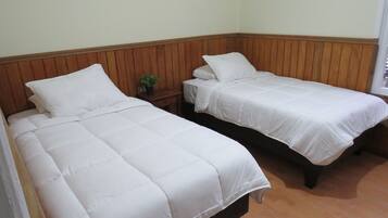 Basic Double Room, 2 Single Beds | Free WiFi